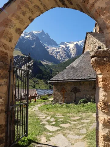 L'ingresso delle mura della chiesa di Nostra Signora dell'Assunzione, dove si trova la cappella dei Penitenti bianchi - © Laury Chamerlat
