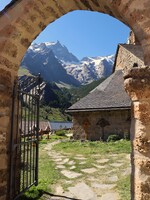 L'entrée de l'enceinte de l'église de Notre Dame de l'Assomption où se dresse la chapelle des Pénitents blancs - © Laury Chamerlat