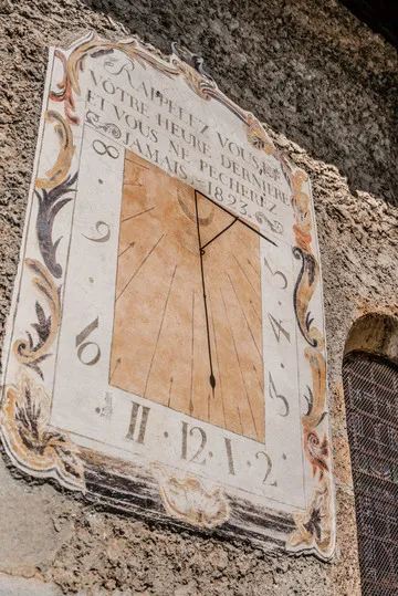 Cadran solaire de l'église Saint Sébastien de Plampinet - © Alpes photographies