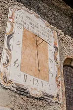Cadran solaire de l'église Saint Sébastien de Plampinet - © Alpes photographies