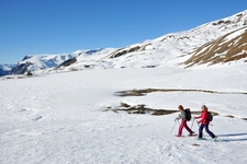 Hikers on snowshoes at the Pontet lake - © Bertrand Boone