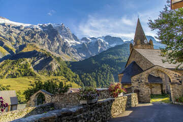 L'église Notre-Dame de l'Assomption sous le regard de la Meije - © Alpes photographies