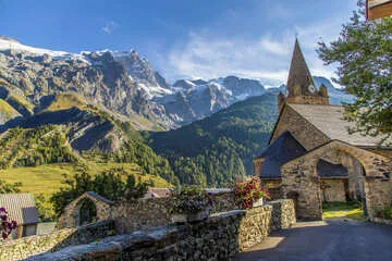 The Church of Notre-Dame de l'Assomption under the gaze of the Meije - © Alpes photographies