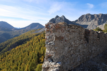 Rampart and view of the Lausette fort - © L.Chamerlat