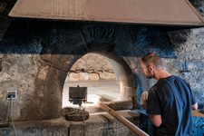 Baking bread in the Chazelet oven - © T.Poinas