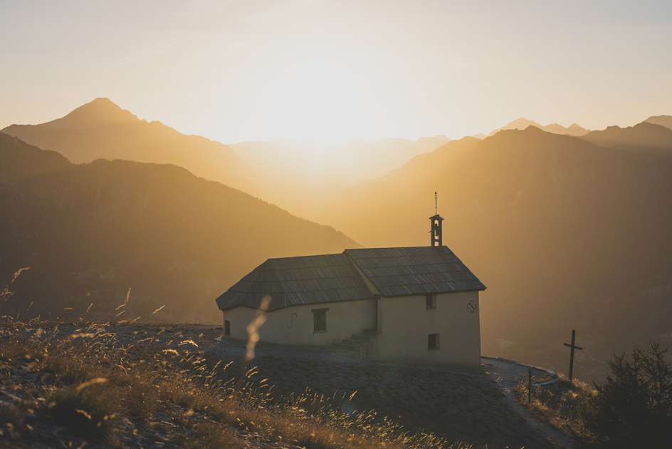 Notre Dame des Neiges au lever du soleil - © T.Blais