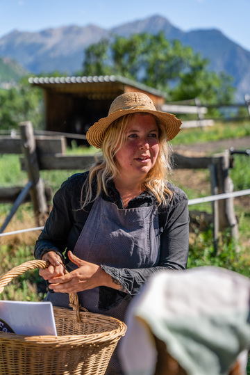 Julie de la petite ferme des regains - © Alpes Photographies
