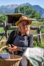 Julie de la petite ferme des regains - © Alpes Photographies