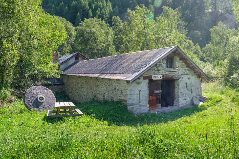 Le Moulin de Villar d'Arêne se trouve à quelques dizaines de mètres du lit de la Romanche - © Thibault Poinas