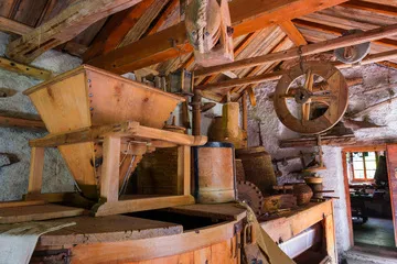Les pièces d'origine du moulin à eau de Villar d'Arêne sont encore en état de marche - © Thibault Poinas