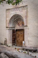 L'entrée arrière de l'église Saint-Marcellin de Névache - © Alpes photographies