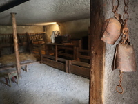 La pièce principale de la maison Faure Vincent Dubois regroupe l'écurie et le lieu de vie de l'époque - © Laury Chamerlat