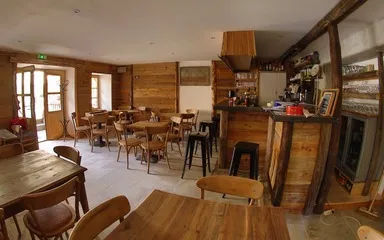 Buon ristorante locale biologico del villaggio - © Au Vialaou