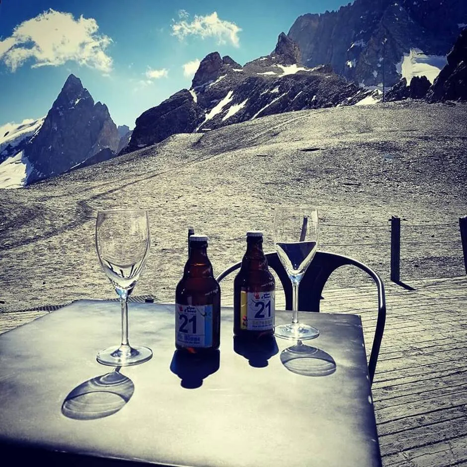 Des bières bien fraîches avec vue sur la Meije - La Grave - © ©SATG