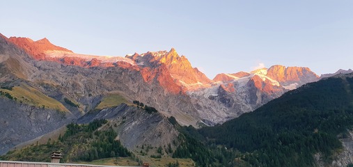 la meije en couché de soleil - © @La Cantine de la Grave