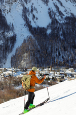 Salita con gli sci d'alpinismo e vista su Villar d'Arène - © S.Morattel/OTHV