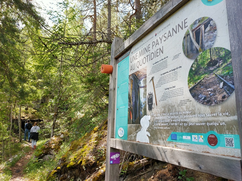 Explanatory panels all along the miners' trail help you to retrace and understand the mining activity of the time. - © Laury Chamerlat