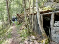 Plusieurs mines de charbons sont visibles tout au long du sentier des mineurs de Villard-Saint-Pancrace - © Laury Chamerlat