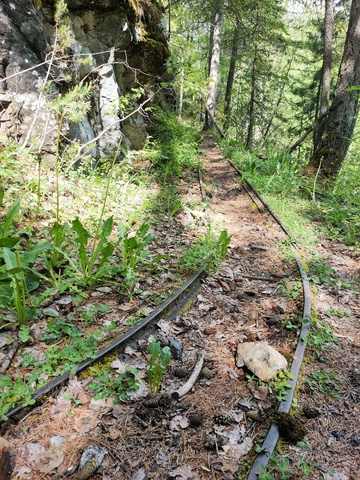 The old coal wagon tracks can sometimes be seen on the miners' trail. - © Laury Chamerlat