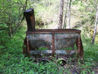An old wagon can be seen along the Villard-Saint-Pancrace miners' trail. - © Laury Chamerlat
