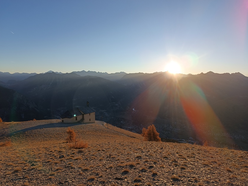 Lever de soleil à Notre Dame des Neiges - © Laury Chamerlat