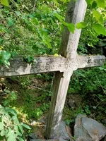 Le croci sono l'unica caratteristica del cimitero della peste, che non presenta altri segni di sepoltura. - © Laury Chamerlat/OTHV
