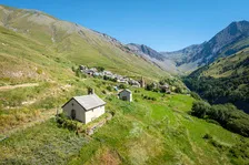Pascoli alpini vicino alla frazione di Ventelon - © Thibault Poinas
