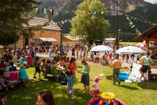 Visiteurs de l'évènement festif en plein air - © Asso pour l'animation des Alberts
