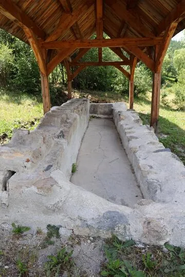 Vestiges de l'ancien camp de réfugies espagnols de 1939 : les lavabos - © L.Chamerlat