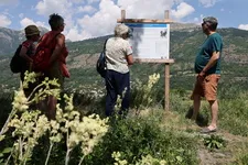 Des panneaux explicatifs sont placés tout au long du sentier de mémoire des refugiés espagnols - © L.Chamerlat