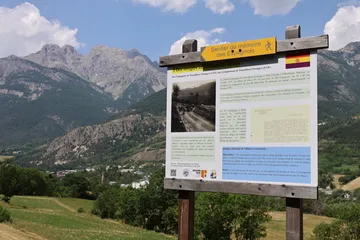 L'histoire méconnue des réfugiés espagnols de 1939 est racontée tout au long des panneaux sur le sentier - © L.Chamerlat