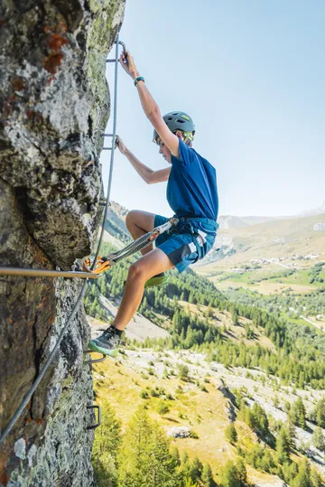 Via ferrata d'Arsine : un itinéraire peu difficile qui peut tout de même présenter des passages aériens et athlétiques. - © Thibaut Blais