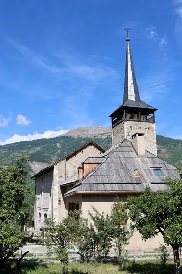 L'église Saint-Pancrace fait face au Prorel - © L.Chamerlat