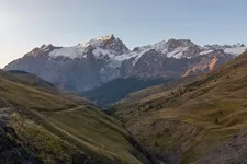 Panorama sur les sommets environnants en début de matinée - © T.Blais