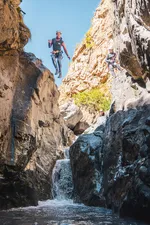 Saut dans le canyon avec No Limit Rafting - © Thibaut Blais