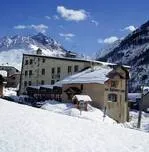 l'hotel sous la neige - © @LesAgneaux