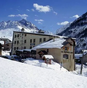 l'hotel sous la neige - © @LesAgneaux