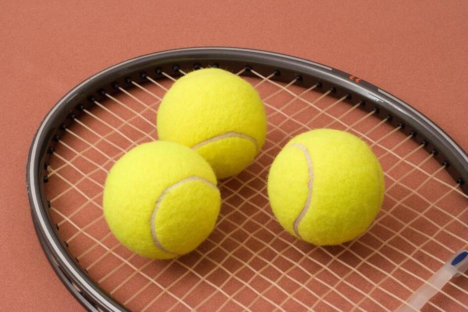 Raquette et balles de tennis - © @OTlaMeije