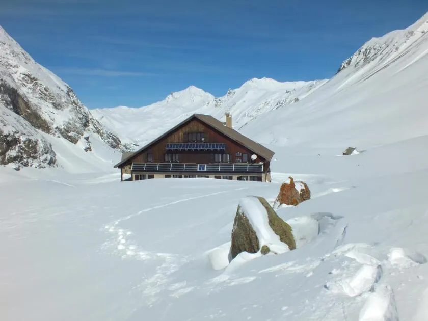 Le Refuge de l'Alpe en fin de saison hivernale - © @OTlaMeije