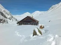 Le Refuge de l'Alpe en fin de saison hivernale - © @OTlaMeije