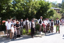 Dépose de la gerbe de fleurs à la mémoire des anciens guides devant le bureau des guides de La Grave - © ©MGiroud