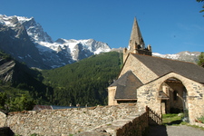 L'Eglise Notre Dame de l'Assomption, sur la place de laquelle a lieu la bénédiction des piolets ainsi que la messe - © Jenny.Selberg