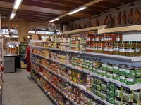 Rayons de conserves - Épicerie Alp Ser Vit - La Grave - © @OTLaMeije