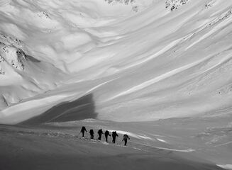 Des randonneurs explorant de vastes espaces vierges - La Grave - © @Bureau des Guides