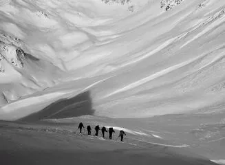 Des randonneurs explorant de vastes espaces vierges - La Grave - © @Bureau des Guides