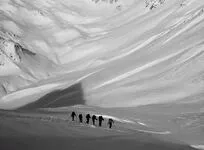 Des randonneurs explorant de vastes espaces vierges - La Grave - © @Bureau des Guides