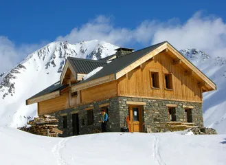 Le refuge sous la neige - © @RefugeleGoléon