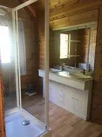 Salle de douche attenante à la chambre double - © Geneviève Menet