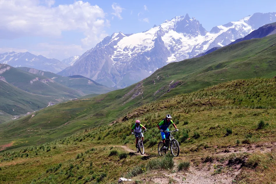 Crossing the Oisans - mountain biking from Galibier in 3 days - © beallet.com