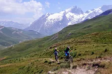 Crossing the Oisans - mountain biking from Galibier in 3 days - © beallet.com